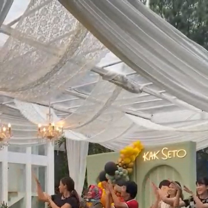 <p>Dalam momen pertambahan usia tersebut, pria kelahiran Klaten itu pamer kebersamaannya dengan keluarga. (Foto: Tiktok @kaksetosahabatanak)</p>