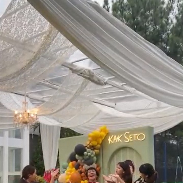 <p>Momen keseruannya terlihat dari postingan TikTok di akun @kaksetosahabatanak. (Foto: Tiktok @kaksetosahabatanak)</p>