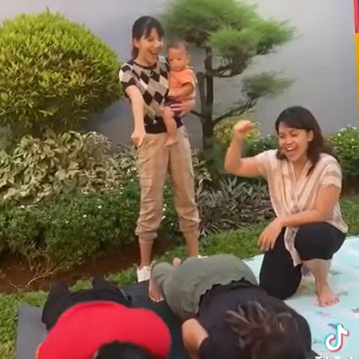 <p>Dalam video durasi singkat itu, Kak Seto bersama keluarganya lakukan push-up hingga <em>dance</em> bak ABG lho, Bunda.  (Foto: Tiktok @kaksetosahabatanak)</p>