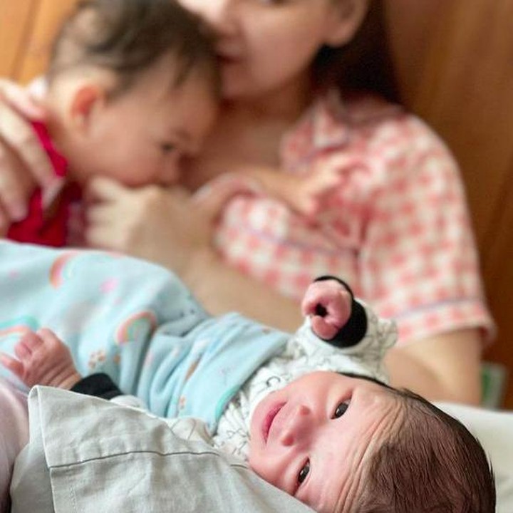 <p>Diakui Mona Ratuliu, Balint diasuh olehnya karena ia masih menyusui Numa. Ya, mengingat Numa, putri bungsunya juga masih minum ASI, Bunda. Kata Mona, sebenarnya Balint butuh ASI donor, tapi Mona yakin dengan menyusui langsung akan memberi manfaat yang berbeda pada Balint. (Foto: Instagram @monaratuliu)</p>