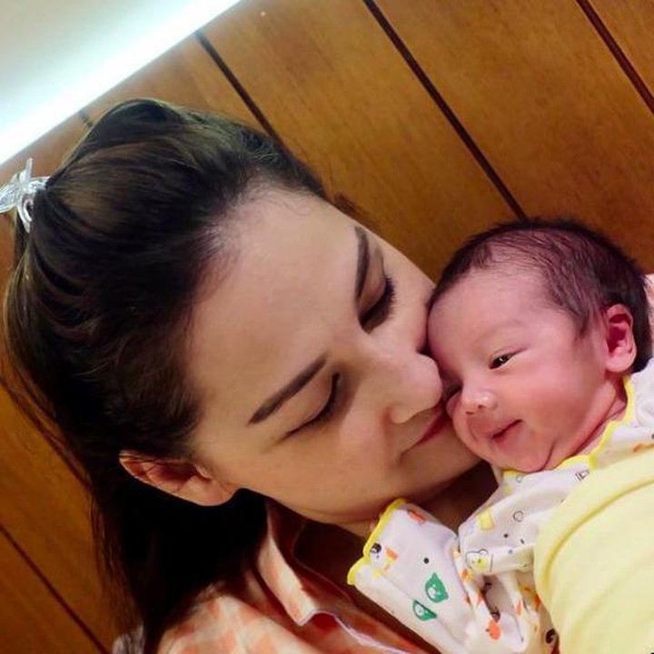 <p>Ya, Balint yang menggemaskan itu terlahir prematur karena ibunda mengidap COVID-19. Dalam kondisi sesak berat, Balint berhasil dilahirkan lewat operasi caesar. (Foto: Instagram @monaratuliu)</p>