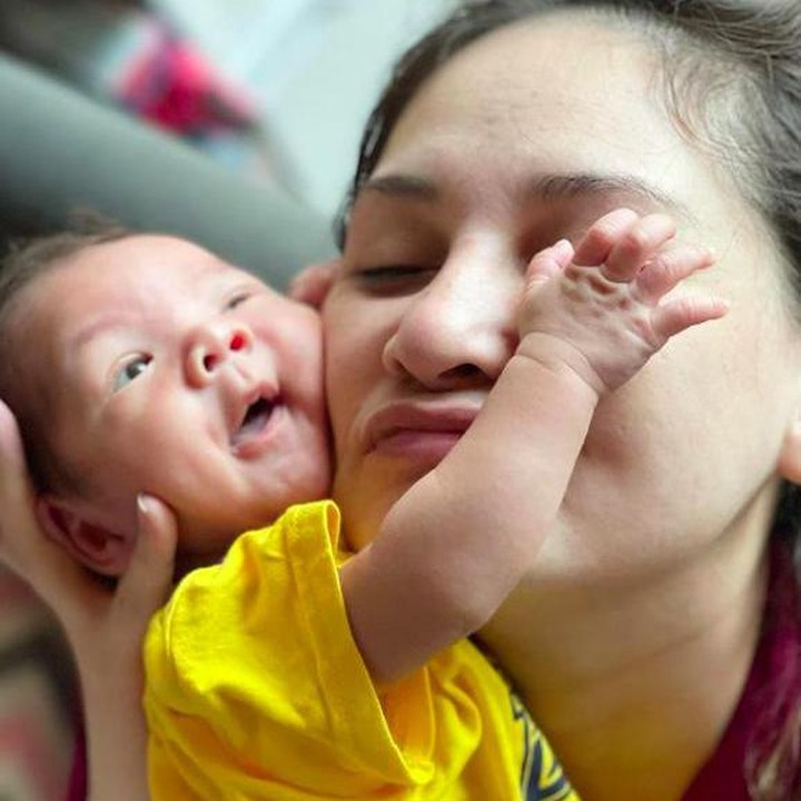 <p>Mona mengaku, mengasuh bayi prematur menjadi pengalaman baru baginya. Tumbuh kembang Balint tak sama dengan bayi lainnya. Balint kecil sempat susah naik berat badan, namun untungnya kini berat badannya perlahan naik. Kita doakan Balint tumbuh sehat ya, Bunda! (Foto: Instagram @monaratuliu)</p>