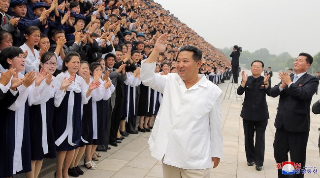Meski Korut didera krisis akibat sanksi atas nuklirnya, program senjata itu dianggap masih jadi tongkat sihir mempertahankan posisi Kim Jong-un di mata dunia.