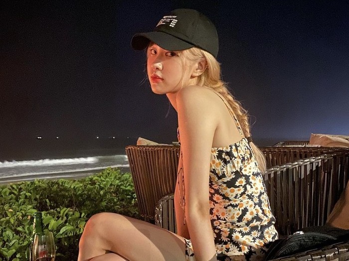 Melokal, Rose Blackpink tampil santai dengan menikmati angin malam di Bali. Banyak netizen Indonesia yang menilai Rose tampak seperti selebgram ibu kota di foto yang satu ini. (Foto: Instagram.com/roses_are_rosie)