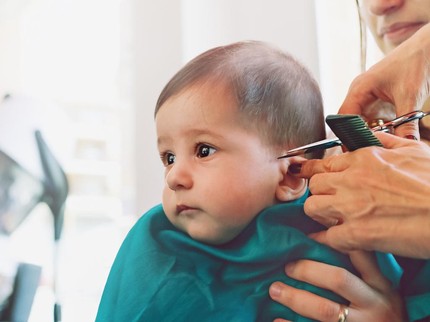 Benarkah Rambut Bayi Bisa Lebih Lebat Setelah Digunduli? Ini Kata Dokter