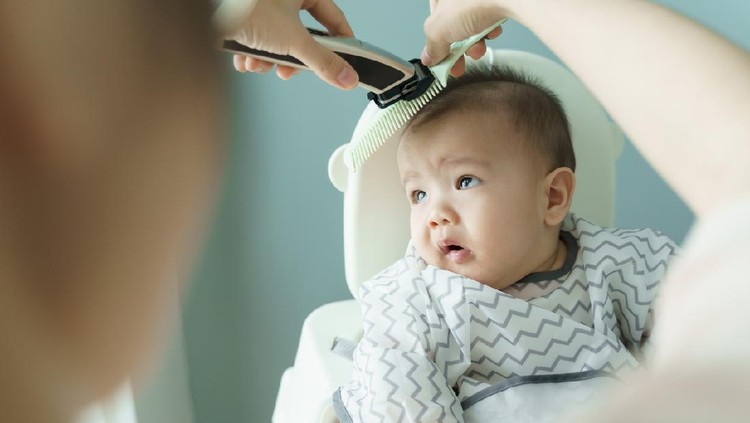 Mencukur Rambut Bayi Mencukur Rambut Bayi