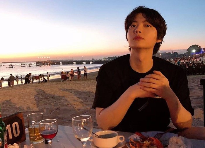 Menikmati menu seafood di pinggir pantai bersama teman-temannya, Ahn Jae Hyun tetap tampan walau tanpa makeup dan gaya sederhana. Ikut bergabung bersama masyarakat Bali, nampaknya ia tidak masalah dan nyaman saja ya. (Foto: Instagram.com/aagbanjh)