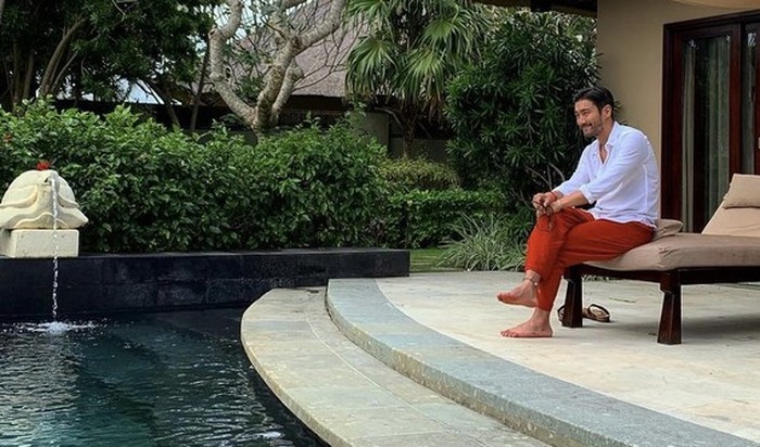 Menjelang konser Super Junior di tanah air beberapa tahun lalu, Siwon sengaja datang ke Indonesia duluan karena ingin berlibur di Bali. Ia terlihat duduk dengan nyaman di penginapannya. (Foto: instagram.com/siwonchoi)