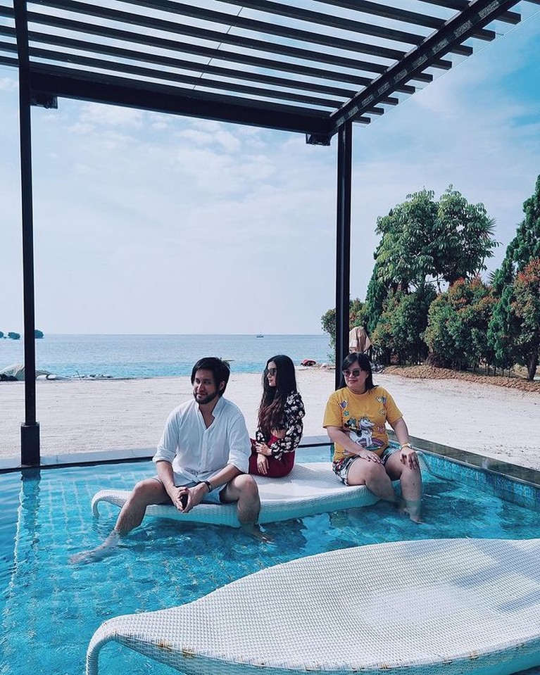 Momen Romantis Kevin Aprilio dan Vicy Melanie Liburan Kevin Aprilio dan Vicy Melanie tengah menikmati liburan di Kepulauan Seribu. Yuk intip momen liburan mereka!