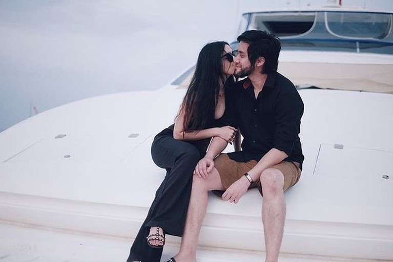 Momen Romantis Kevin Aprilio dan Vicy Melanie Liburan Kevin Aprilio dan Vicy Melanie tengah menikmati liburan di Kepulauan Seribu. Yuk intip momen liburan mereka!