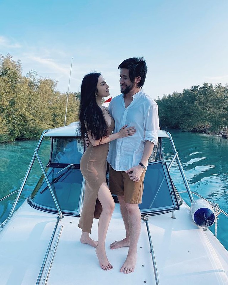 Momen Romantis Kevin Aprilio dan Vicy Melanie Liburan Kevin Aprilio dan Vicy Melanie tengah menikmati liburan di Kepulauan Seribu. Yuk intip momen liburan mereka!