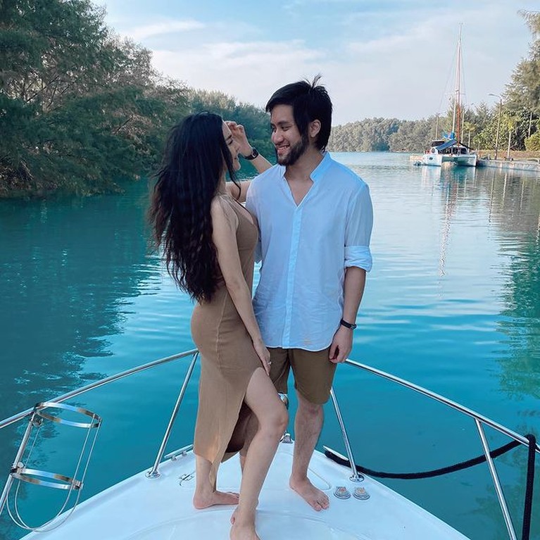 Momen Romantis Kevin Aprilio dan Vicy Melanie Liburan Kevin Aprilio dan Vicy Melanie tengah menikmati liburan di Kepulauan Seribu. Yuk intip momen liburan mereka!