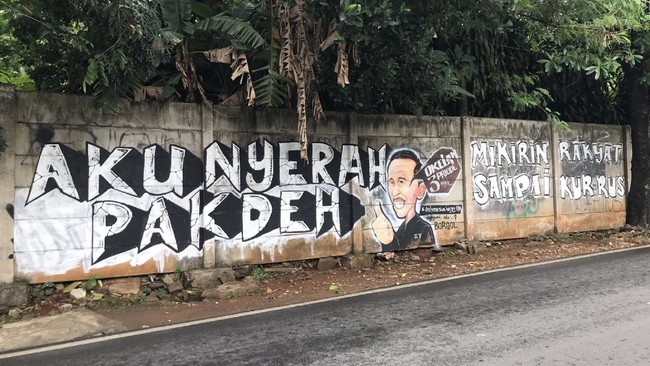Sebuah mural mirip Jokowi muncul di Jagakarsa, Jaksel, menyoroti wacana jabatan tiga periode. Mural itu sekejap dihapus.
