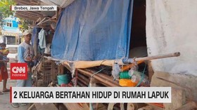 VIDEO: 2 Keluarga Bertahan Hidup di Rumah Lapuk