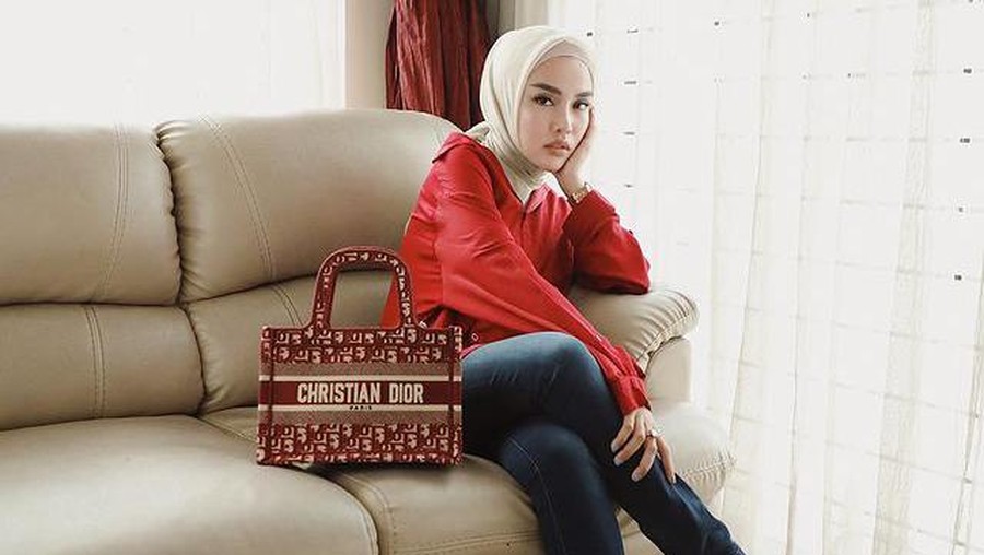 Outfit Medina Zein dengan Barang Branded Harga Fantastis