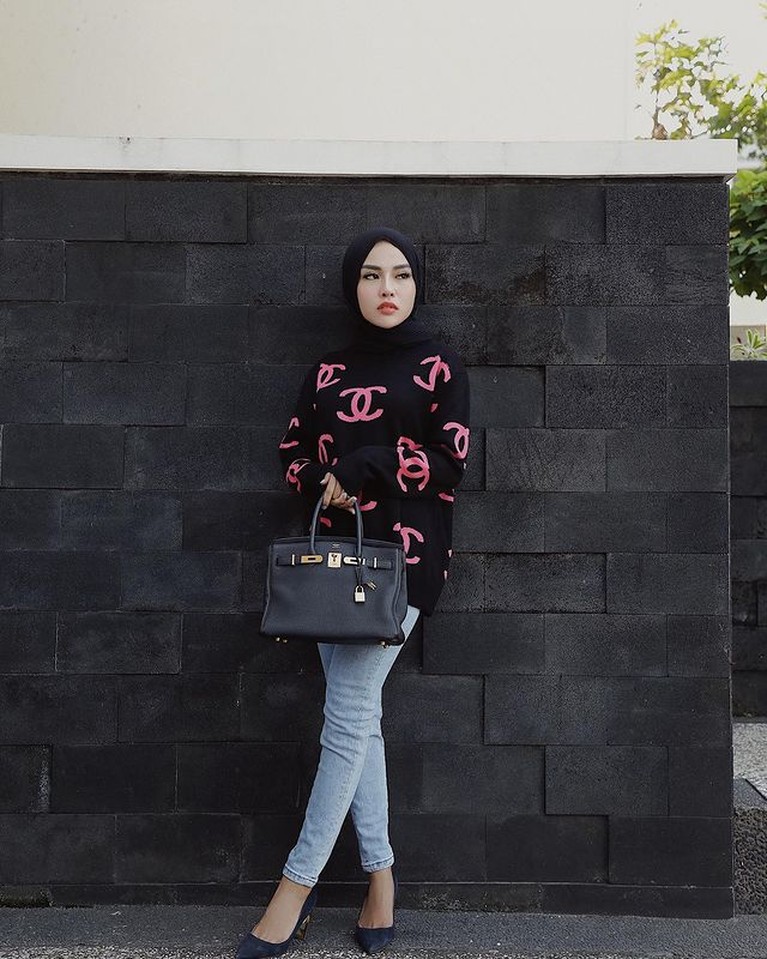 Outfit Medina Zein dengan Barang Branded Harga Fantastis Outfit Medina Zein dengan Barang Branded Harga Fantastis