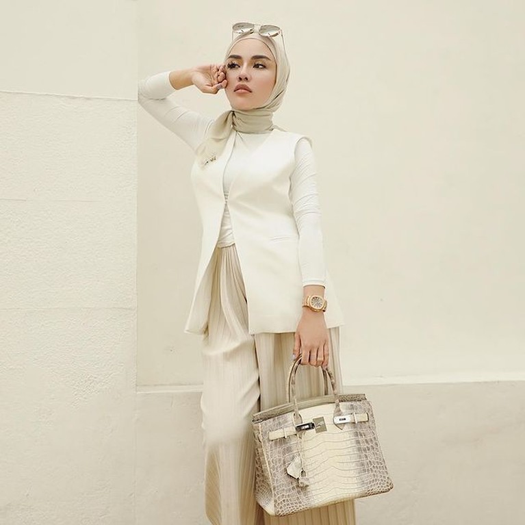 Outfit Medina Zein dengan Barang Branded Harga Fantastis Outfit Medina Zein dengan Barang Branded Harga Fantastis