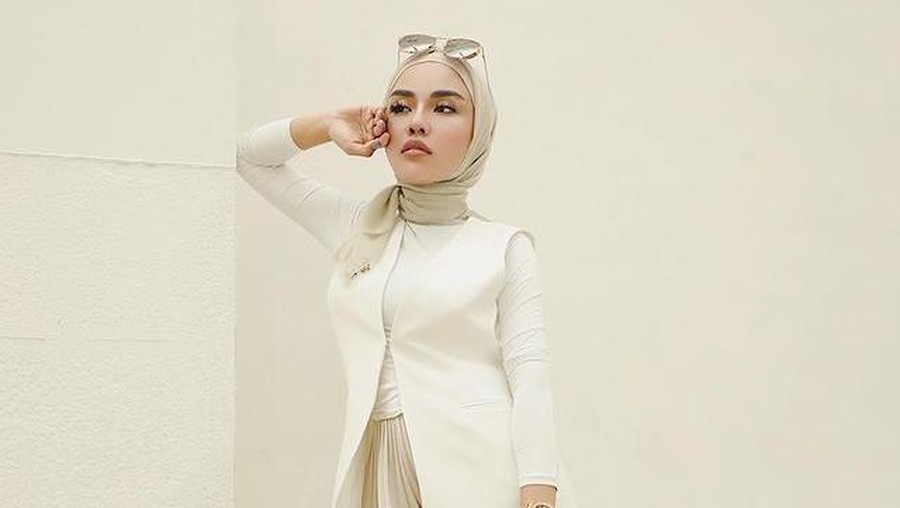 Outfit Medina Zein dengan Barang Branded Harga Fantastis