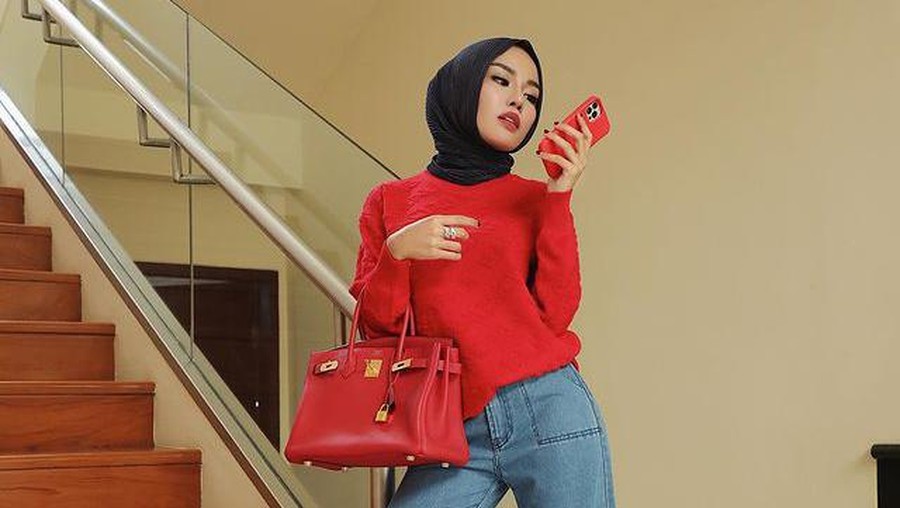 Outfit Medina Zein dengan Barang Branded Harga Fantastis Outfit Medina Zein dengan Barang Branded Harga Fantastis
