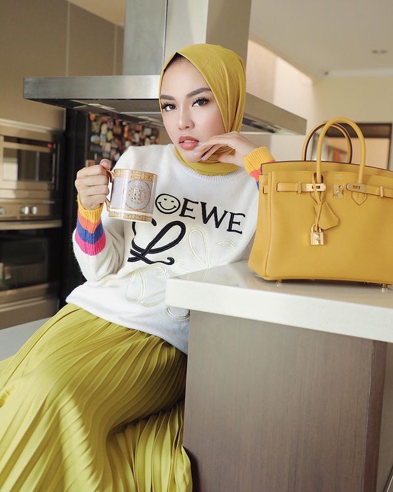 Outfit Medina Zein dengan Barang Branded Harga Fantastis Outfit Medina Zein dengan Barang Branded Harga Fantastis