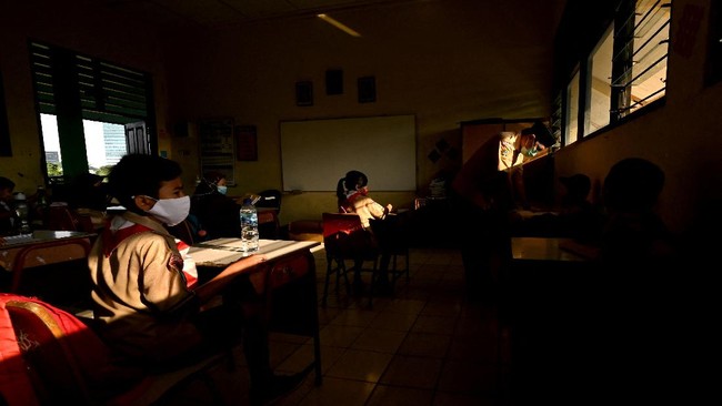 Pemerintah memperbarui kebijakan masuk sekolah di masa pandemi Covid-19 melalui SKB Empat Menteri.