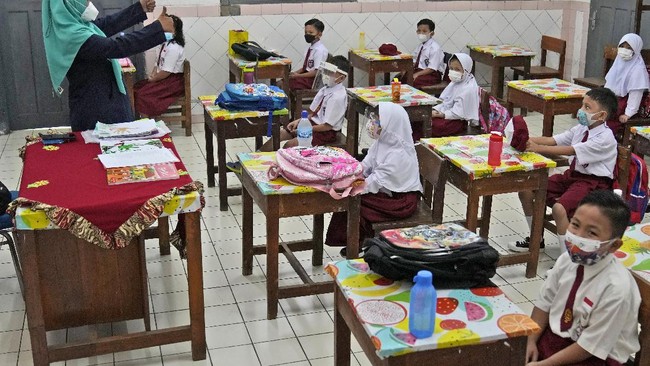 Wali Kota Bogor Bima Arya mengungkapkan ada 24 guru dan siswa SD Negeri Sukadamai 2 Kota Bogor yang positif terjangkit covid-19 selama PTM per Sabtu (19/11).