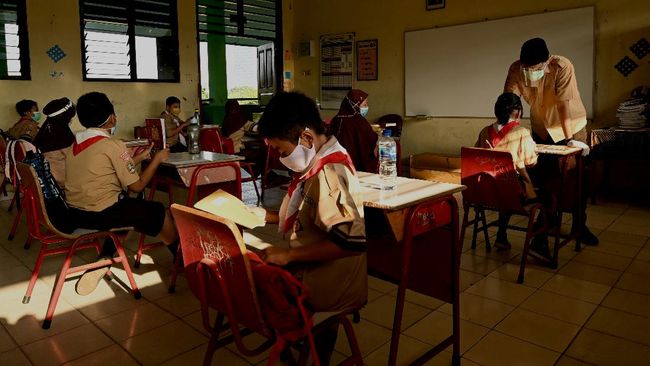 Kemendikbudristek mengklarifikasi data klaster Covid-19 di sekolah akibat pembelajaran tatap muka (PTM) terbatas.