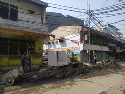 Petugas PAM Periksa Saluran di Jl Pademangan III yang 2 Pekan Gangguan