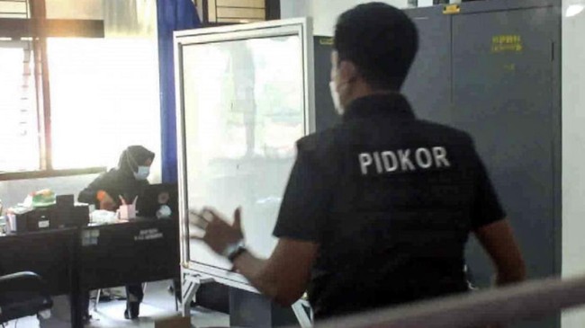 Usai menggeledah kantor BPBD Jember, Satreskrim Polres Jember menyita sejumlah dokumen baik fisik maupun soft copy terkait anggaran pemakaman Covid.