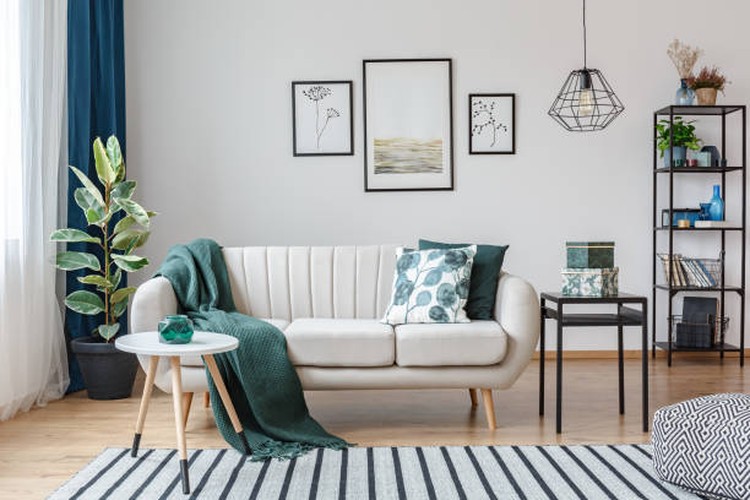 Memberikan sentuhan warna pada ruang tamu minimalis dapat membuatnya lebih berwarna, Bunda. Tertarik untuk mencobanya? Simak yuk, tujuh triknya berikut ini.
