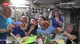 VIDEO: Ketika Astronaut Pesta Pizza di Luar Angkasa