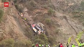 img-title VIDEO: Bus Terjun Ke Jurang, 29 Orang Tewas