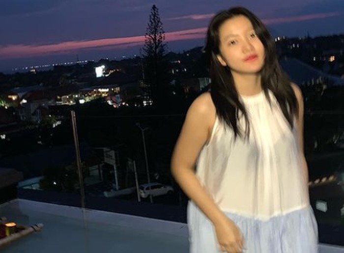 Tidak hanya Seulgi, Yeri Red Velvet juga ikut berlibur ke Bali. Meskipun fotonya blur, Yeri masih terlihat manis dengan latar pemandangan waktu senja di Bali ya, Beauties? (Foto: Instagram.com/redvelvet.smtown)