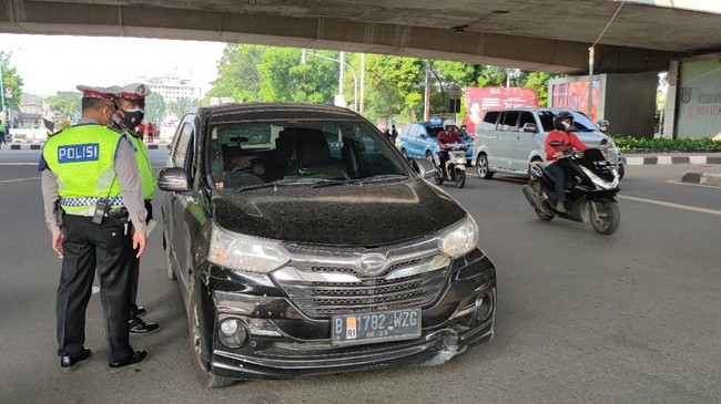 Belasan warga di kawasan Kuningan, Jaksel, terkena tilang ganjil genap yang mulai berlaku hari ini. Mereka mengeluarkan beragam dalih ke petugas.
