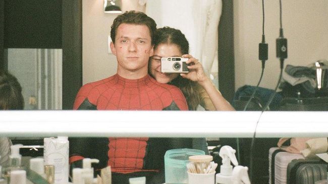 Tom Holland mengaku sering kencan dengan Zendaya dengan menonton ulang film Spider-Man: Homecoming.