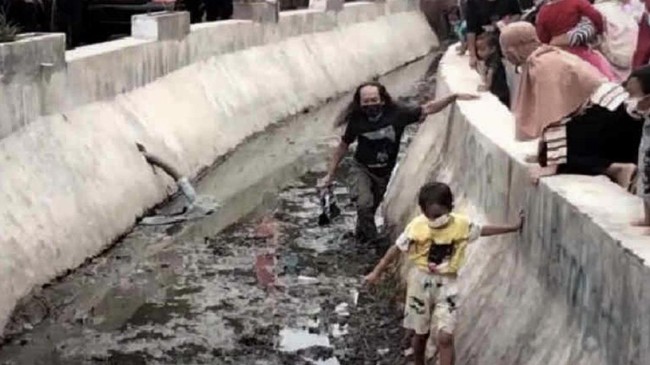 PKS menilai tindakan Jokowi itu sebagai teladan buruk karena sudah berulang kali memberikan bingkisan hingga menimbulkan kerumunan di tengah pandemi.