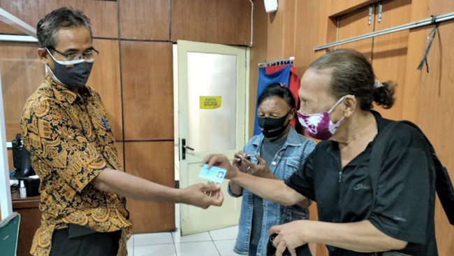 Dua warga transgender di Yogyakarta mendapat KTP elektronik dengan catatan jenis kelamin tetap ditulis sesuai gender awal.