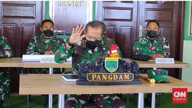 Pangdam Kasuari I Nyoman Cantias mengerahkan dua peleton prajurit TNI untuk memburu penyerang Posramil Kisor Papua Barat, yang menewaskan empat anak buahnya.