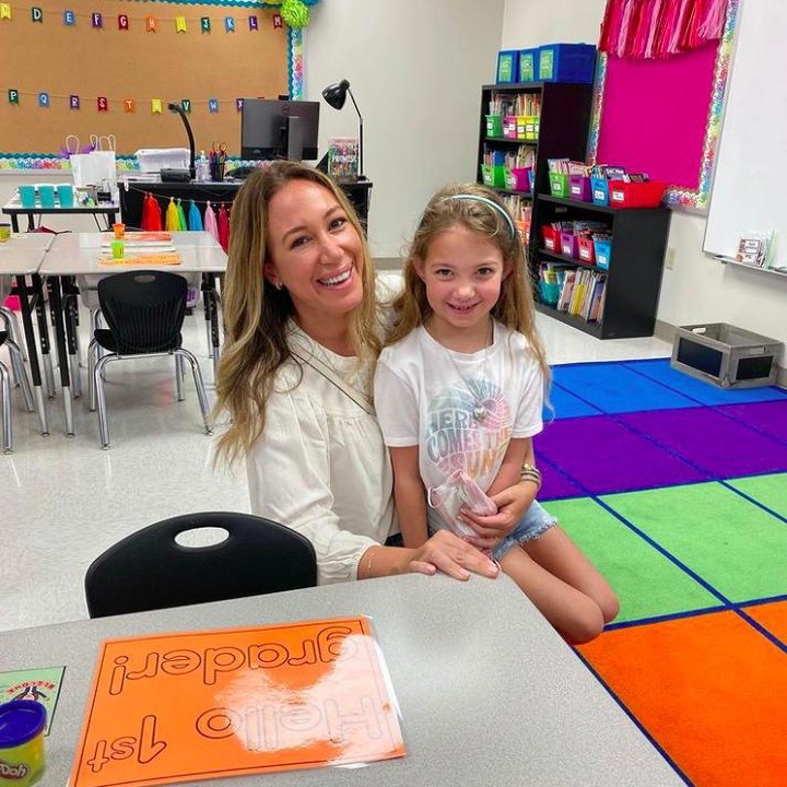 <p>Kakak Hillary Duff, Haylie Duff bahkan mengantar Si Kecil Ry sampai ke ruang kelasnya saat pertama kali masuk SD. (Foto: Instagram @hayleyduff)</p>