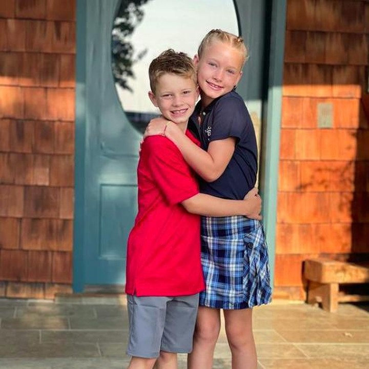 <p>Jessica Simpson juga curhat, ia akhirnya bahagia melihat kedua anaknya kembali ke sekolah lagi setelah 1,5 tahun sekolah online, Bunda. (Foto: Instagram @jessicasimpson)</p>