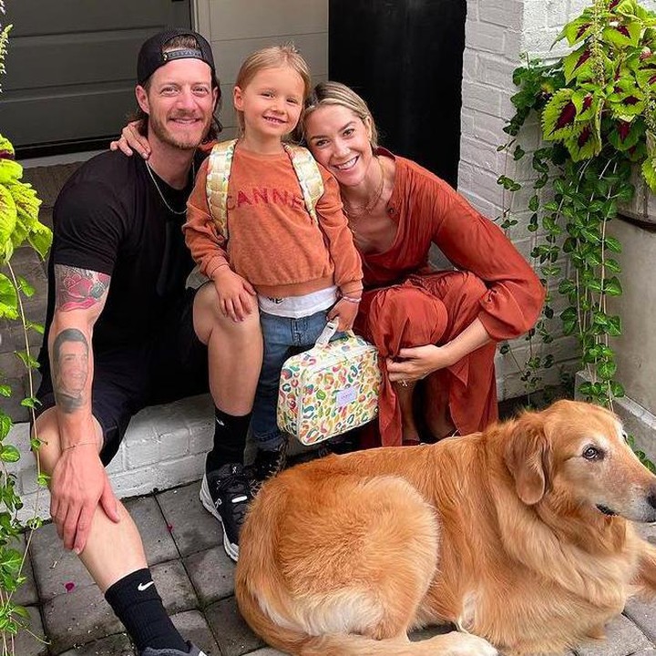 <p>Penyanyi country Tyler Hubbard bersama istri juga mengabadikan foto bersama gadis kecil mereka, Liv Hubbard yang baru masuk sekolah. (Foto: Instagram @hayley_hubbard)</p>