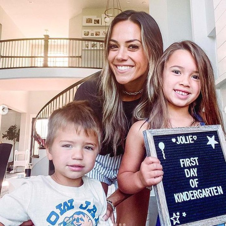 <p>Tak cuma Nick Carter, aktris One Tree Hill Jana Kramer juga mengunggah momen istimewa. Putrinya, Jolie masuk ke TK pertama kali. (Foto: Instagram @kramergirl)</p>