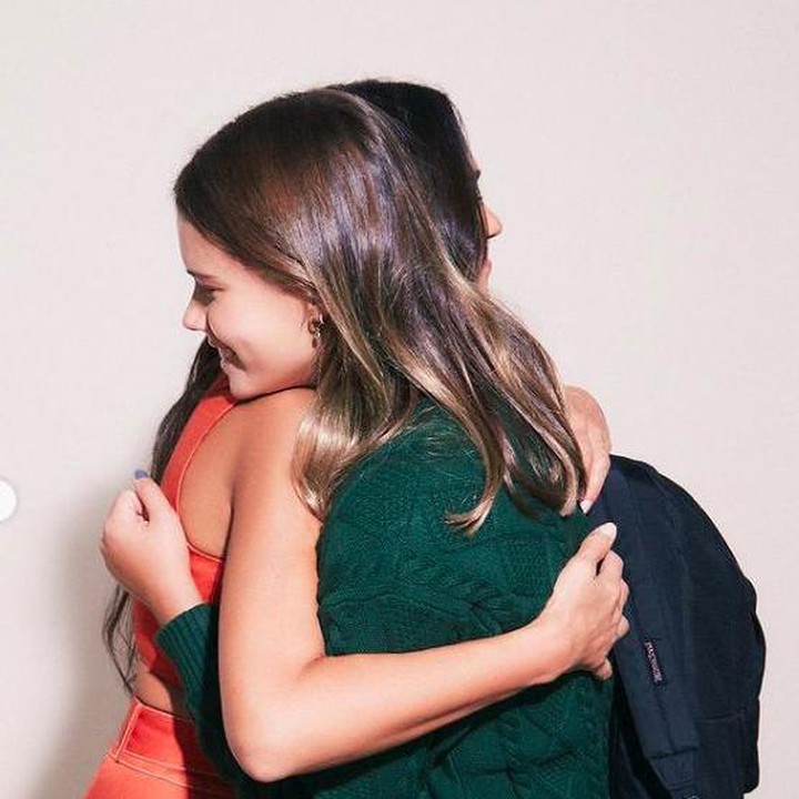<p>Terakhir, Jessica Alba. Aktris cantik itu mengunggah foto putri sulungnya, Honor yang resmi duduk di kelas 8 dan kembali ke sekolah untuk pertama kalinya. Saking bangganya dan merasa waktu begitu cepat, Jessica Alba sampai mellow dan memeluk erat Honor sebelum berangkat sekolah. (Foto: Instagram @jessicaalba)</p>