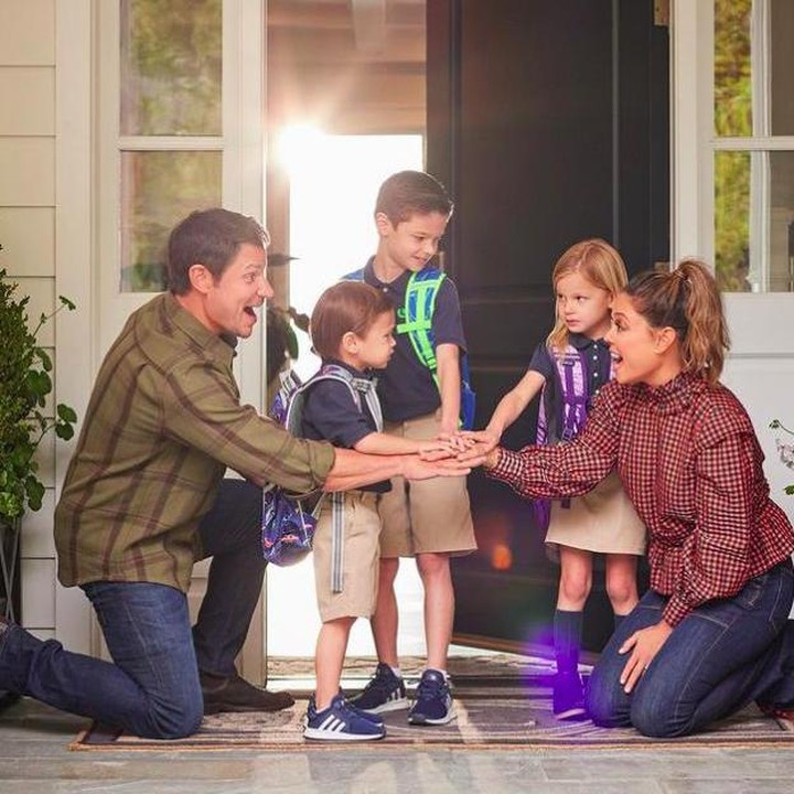 <p>Mantan suami Jessica Simpson, penyanyi dan aktor Nick Lachey juga 'merayakan' momen spesial ini bersama istri tercinta dan ketiga anaknya yang akhirnya kembali masuk sekolah. (Foto: Instagram @vanessalachey)</p>