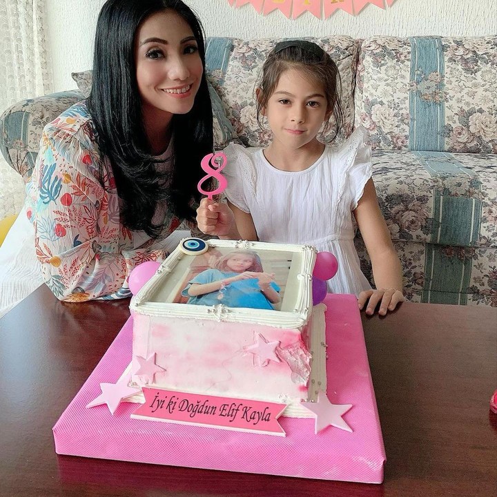 <p>Belum lama ini, gadis blasteran Turki itu merayakan ulang tahun ke-8 bersama keluarganya, Bunda.(Foto: Instagram @siti_perk)</p>