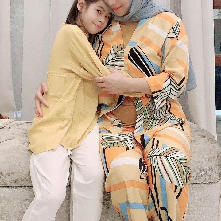<p>Siti KDI menikah dengan suami asal Turki, Bunda. Saat ini, pasangan tersebut telah dikaruniai seorang gadis cantik bernama Elif. (Foto: Instagram @siti_perk)</p>