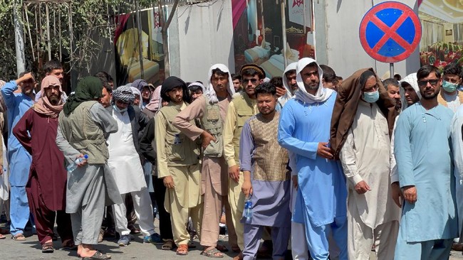Layanan pengiriman uang ke Afghanistan kembali dibuka. Layanan ini dibuka di tengah masalah ekonomi negara yang berhasil diduduki Taliban itu.