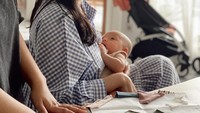 <p>Alice Norin menceritakan pengalaman menyusuinya sambil bekerja nih, Bunda. Dalam potret yang dibagikan berikut, wanita berusia 34 tahun ungkap momen tersebut membuatnya mendapat insiprasi, lho.  (Foto: Instagram @alicenorin)</p>