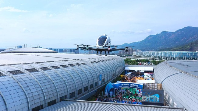 EHang 216 adalah drone raksasa bertenaga listrik yang bisa mengangkut dua orang.