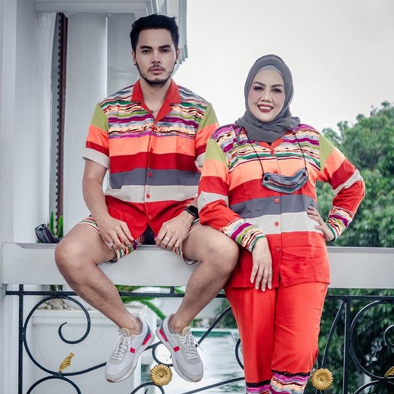 Beda Usia 15 Tahun, Intip Potret Romantis Elly Sugigi dan Sang Suami Elly Sugigi menikah dengan Irwan Aher yang lebih muda darinya 15 tahun pada akhir tahun 2020 lalu. Yuk intip potret mereka!